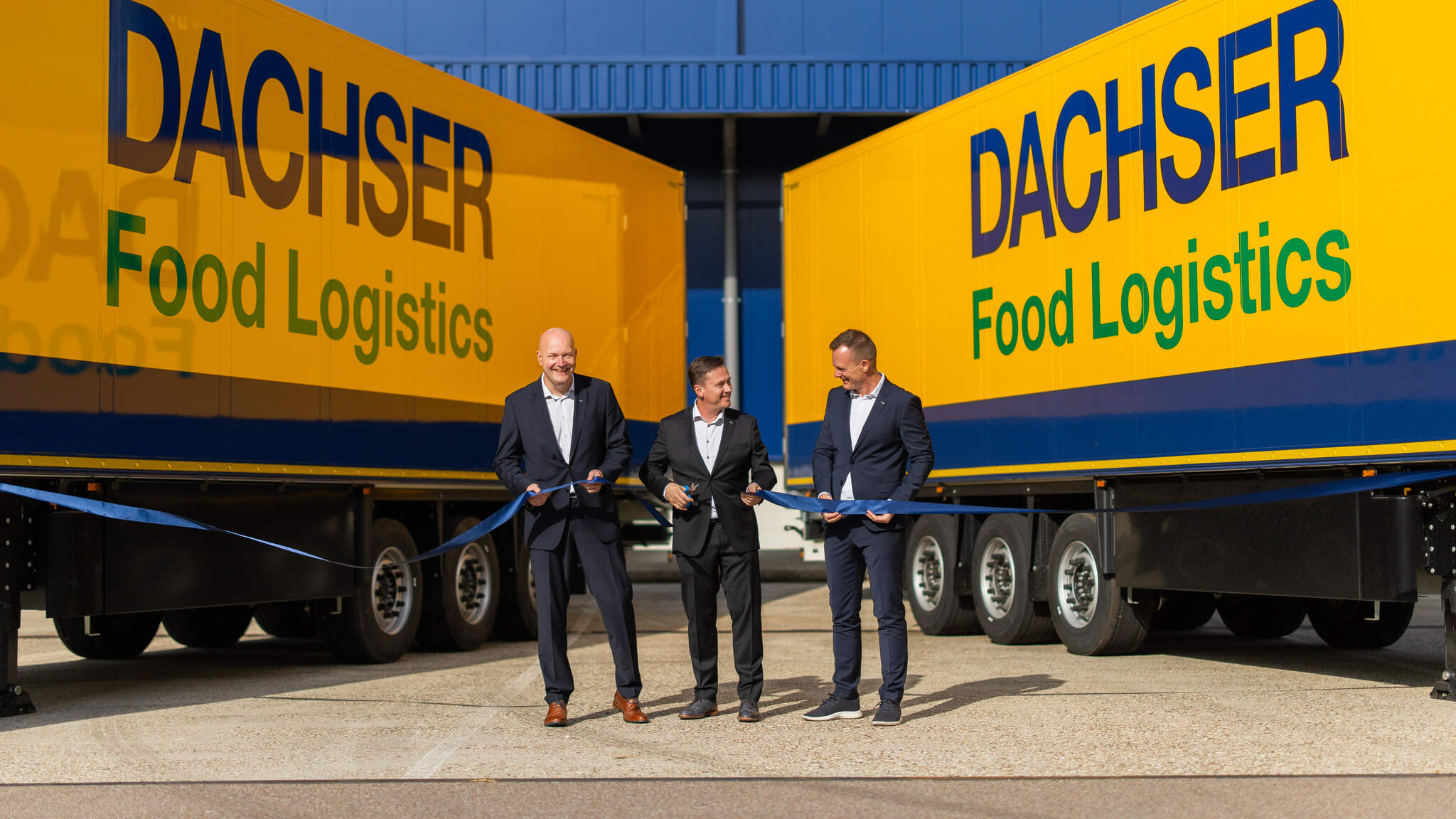 From left to right: Barry Stegeman, Country Manager DACHSER Netherlands Food Logistics, Niels Tieleman, Branch Manager Food Logistics Waddinxveen, and Stefan Behrendt, Managing Director Food Logistics, jointly cut the ribbon at the official opening of the new location.